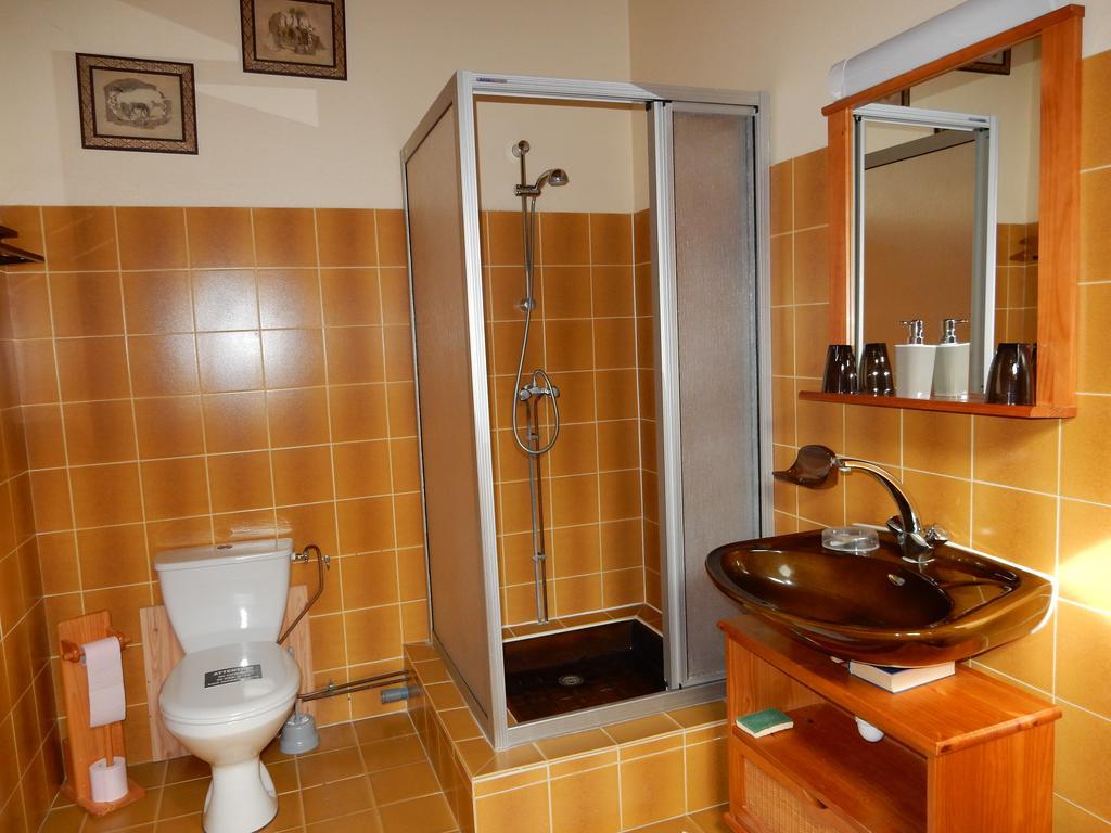 Le Chateau Des Estubiers Bed & Breakfast Serignan-du-Comtat Room photo