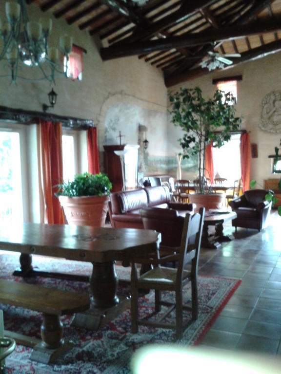 Le Chateau Des Estubiers Bed & Breakfast Serignan-du-Comtat Exterior photo
