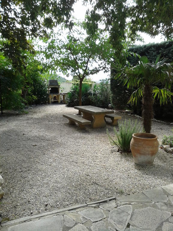 Le Chateau Des Estubiers Bed & Breakfast Serignan-du-Comtat Exterior photo