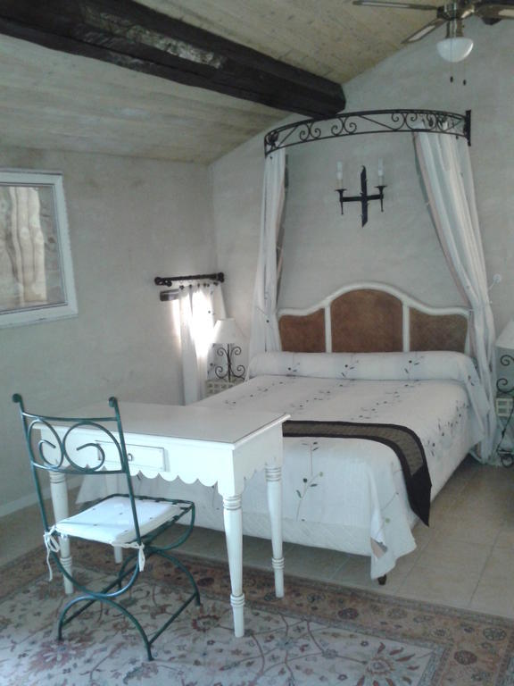 Le Chateau Des Estubiers Bed & Breakfast Serignan-du-Comtat Room photo