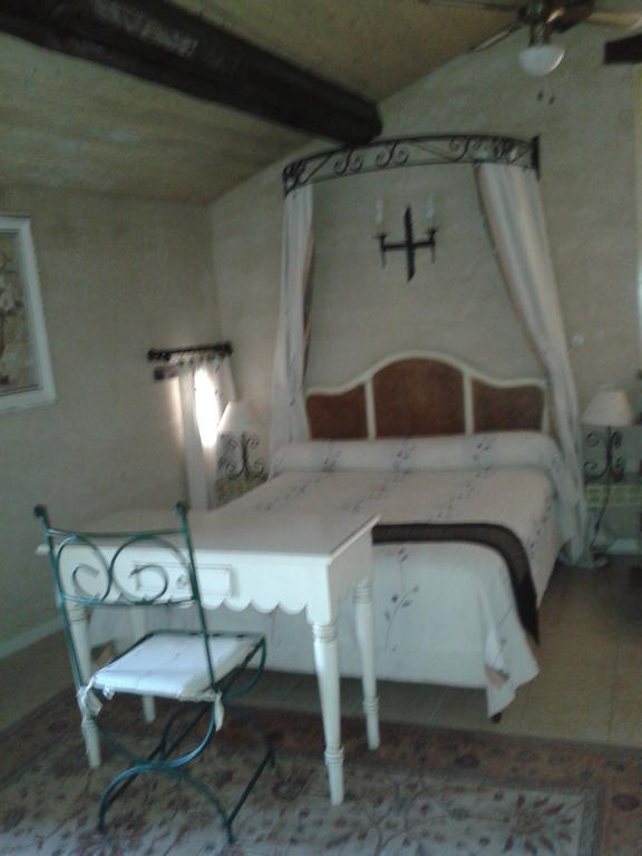 Le Chateau Des Estubiers Bed & Breakfast Serignan-du-Comtat Room photo