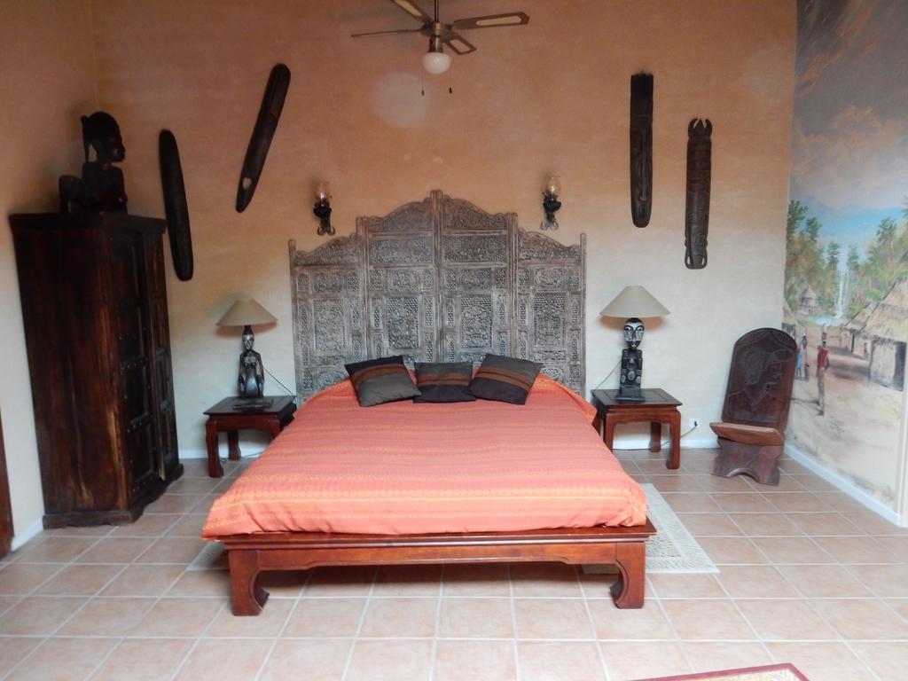 Le Chateau Des Estubiers Bed & Breakfast Serignan-du-Comtat Exterior photo